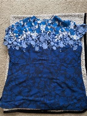 Uniform Advantage Blue Floral Gradient Short Sleeve scub top